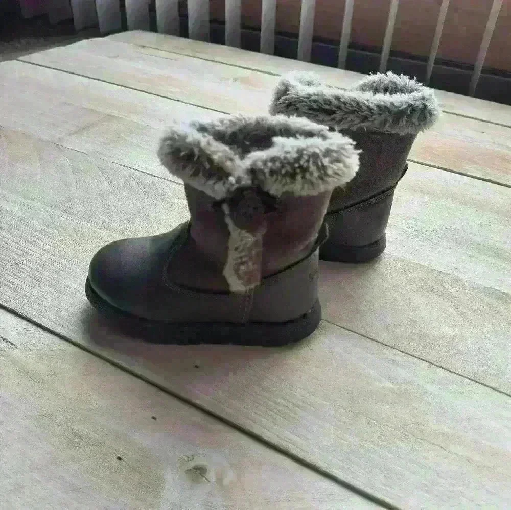 Girls Oshkosh B'gosh Gray Faux Fur Lined Winter Boots Size 6